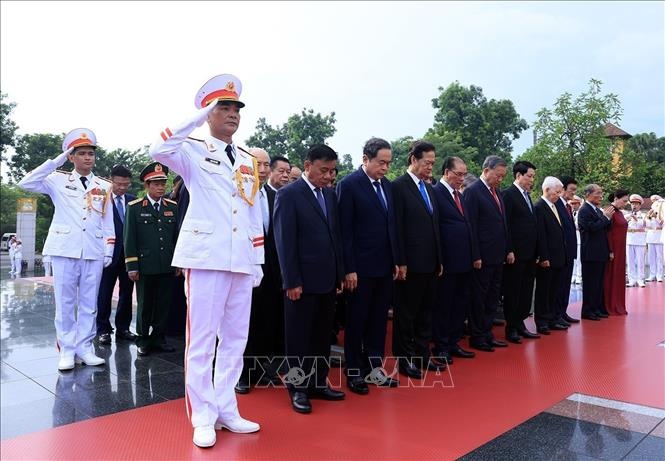 Lãnh đạo Đảng, Nhà nước đến đặt vòng hoa tại Đài tưởng niệm các Anh hùng liệt sĩ. Ảnh: TTXVN