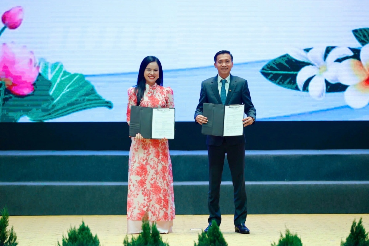 Bà Nguyễn Thị Thanh Bình, Phó Tổng Giám đốc T&T Group (bên trái) khẳng định, việc đầu tư Nhà máy điện gió Savan 1 và liên kết với lưới truyền tải quốc gia có ý nghĩa quan trọng.