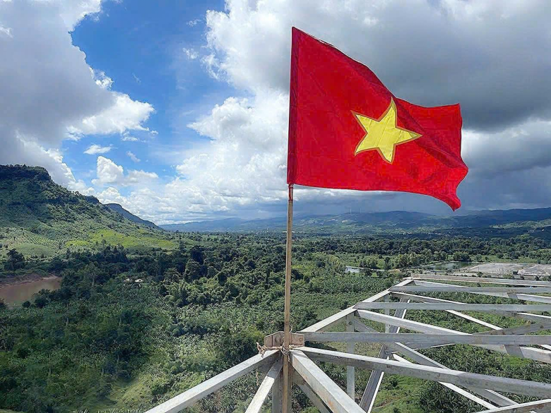 Sau hơn 6 tháng thi công thần tốc, tuyến đường dây truyền tải 220kV từ nhà máy điện gió Savan 1 trên lãnh thổ Lào đã được hoàn thành và sẵn sàng đấu nối vào hệ thống điện quốc gia Việt Nam trong tương lai gần.