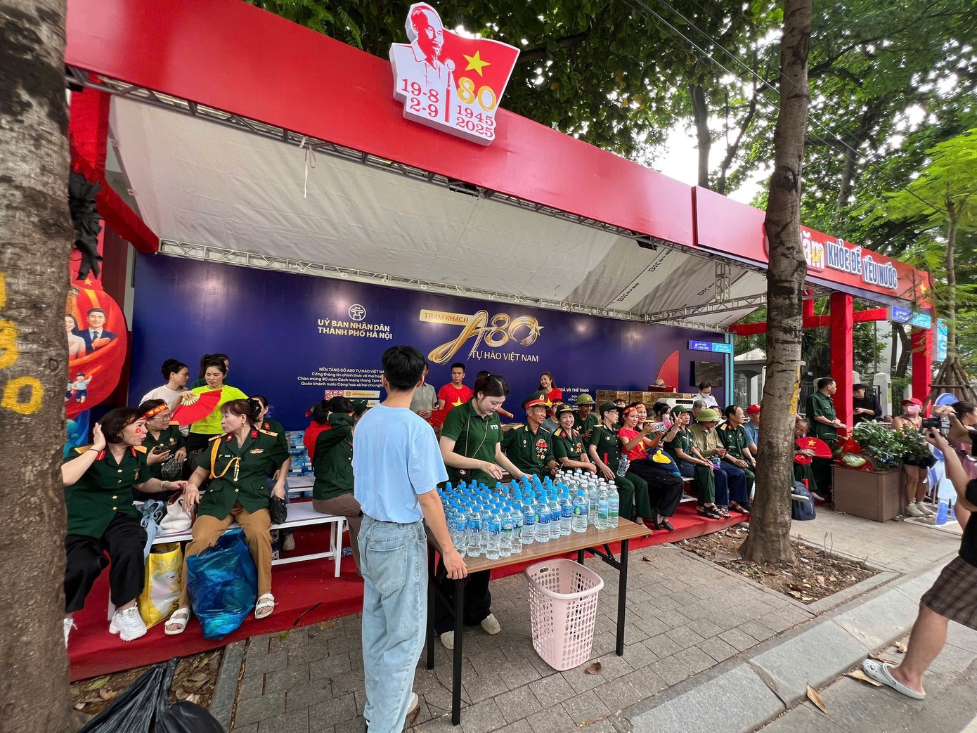 Người dân được cấp phát nước miễn phí tại Trạm khách A80.