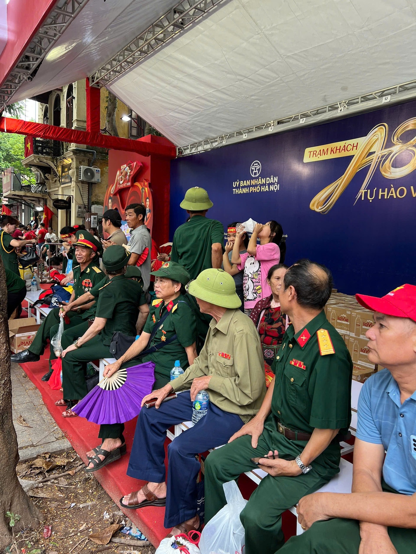 Lực lượng cựu chiến binh nghỉ ngơi tại Trạm khách A80.