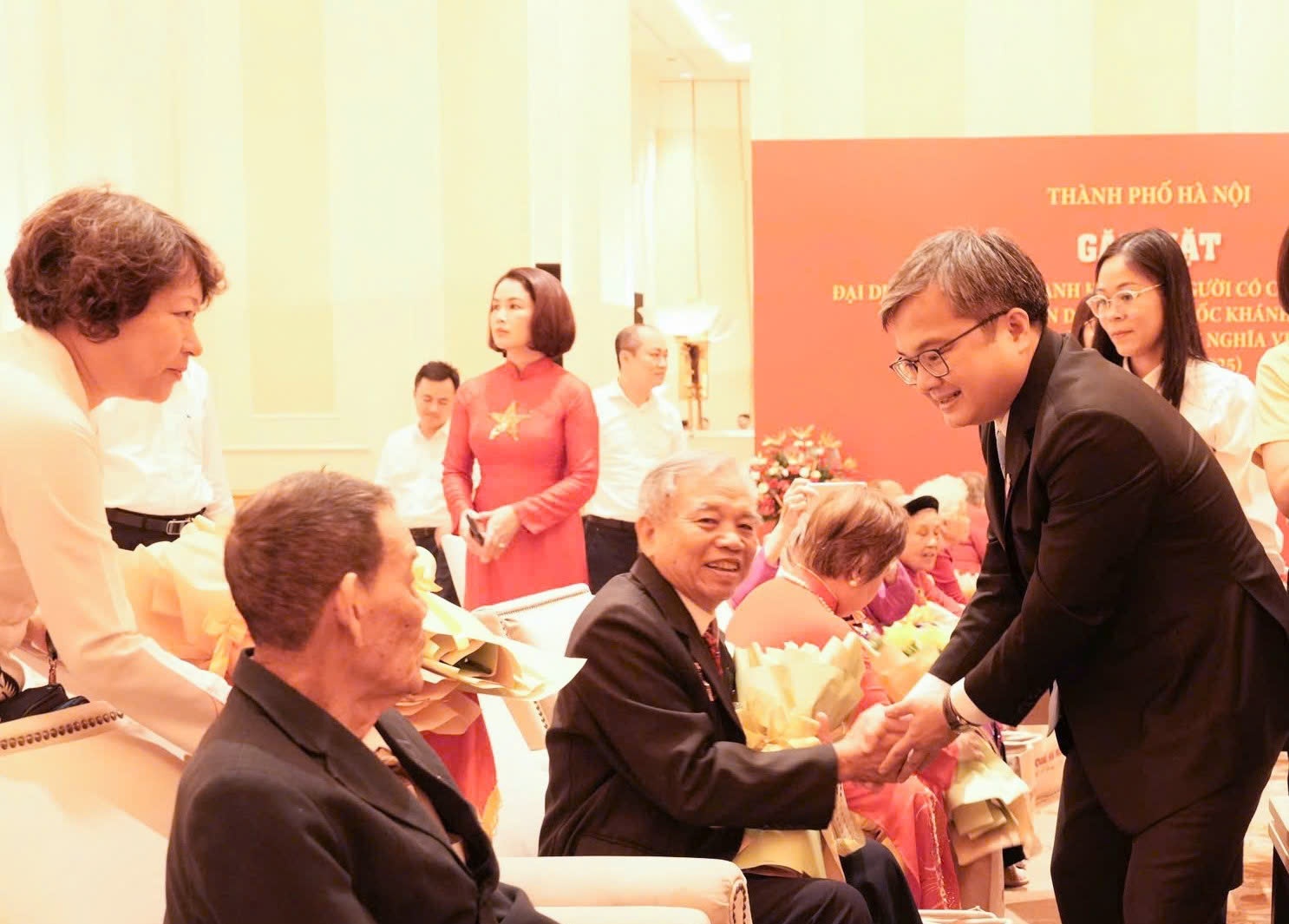 Đảng bộ, chính quyền và Nhân dân Thủ đô sẽ tiếp tục quan tâm sâu sắc hơn nữa đến đời sống của người có công, các gia đình người có công, đảm bảo luôn được hưởng thụ cuộc sống ngày càng ấm no, hạnh phúc, xứng đáng với những gì đã đóng góp cho Tổ quốc Đảng bộ, chính quyền và Nhân dân Thủ đô sẽ tiếp tục quan tâm sâu sắc hơn nữa đến đời sống của người có công, các gia đình người có công, đảm bảo luôn được hưởng thụ cuộc sống ngày càng ấm no, hạnh phúc, xứng đáng với những gì đã đóng góp cho Tổ quốc