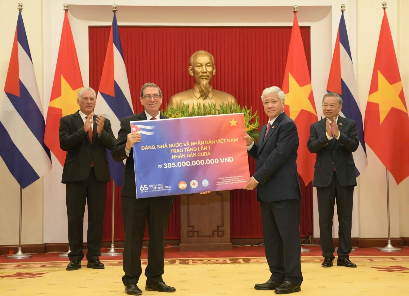 Đảng, Nhà nước và nhân dân Việt Nam đã trao đợt 1 khoản hỗ trợ trị giá 385 tỷ đồng ủng hộ nhân dân Cuba.