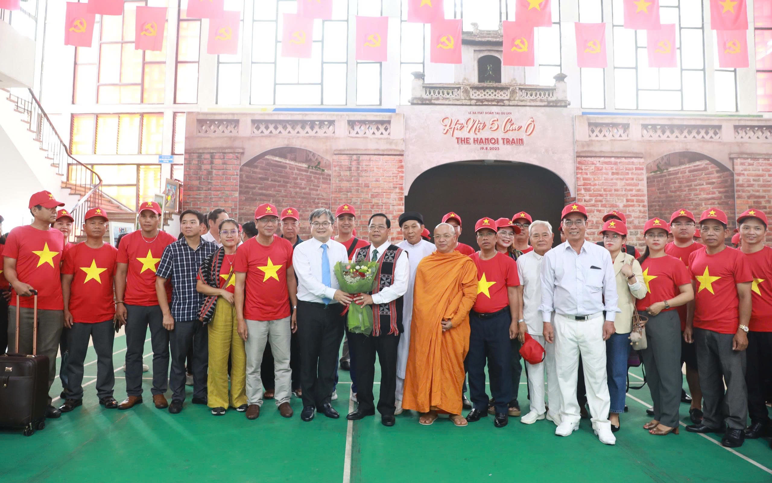 Phó Chủ tịch UBND TP Hà Nội Trương Việt Dũng tặng hoa chúc mừng Đoàn đại biểu TP Đà Nẵng tại Ga Hà Nội. Phó Chủ tịch UBND TP Hà Nội Trương Việt Dũng tặng hoa chúc mừng Đoàn đại biểu TP Đà Nẵng tại Ga Hà Nội.