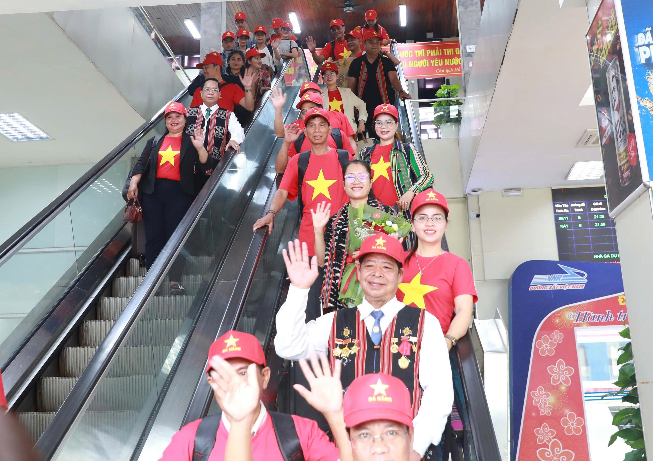 Các đại biểu đại biểu TP Đà Nẵng ra Thủ đô tham dự lễ kỷ niệm 80 năm Cách mạng Tháng Tám và Quốc khánh 2-9. Các đại biểu đại biểu TP Đà Nẵng ra Thủ đô tham dự lễ kỷ niệm 80 năm Cách mạng Tháng Tám và Quốc khánh 2-9.