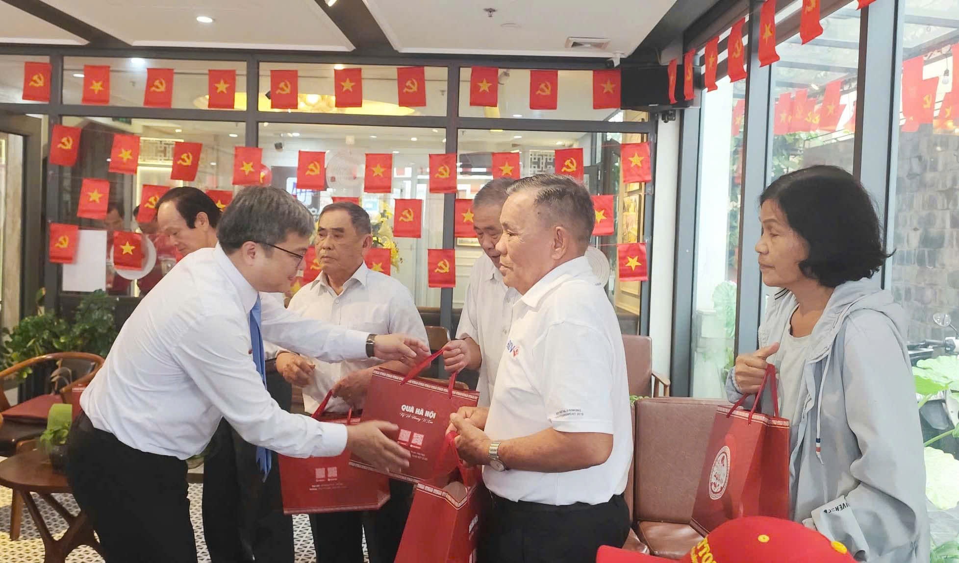 Phó Chủ tịch UBND TP Hà Nội Trương Việt Dũng thay mặt lãnh đạo TP Hà Nội thăm hỏi, tặng quà các đại biểu tỉnh Quảng Ngãi. Phó Chủ tịch UBND TP Hà Nội Trương Việt Dũng thay mặt lãnh đạo TP Hà Nội thăm hỏi, tặng quà các đại biểu tỉnh Quảng Ngãi.