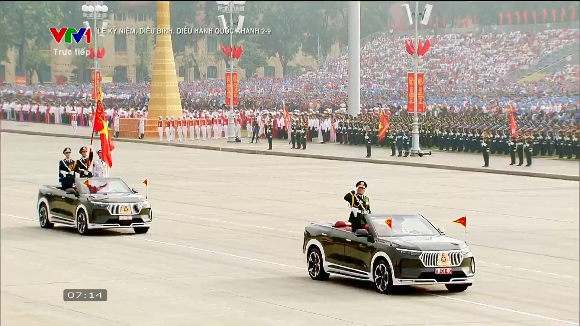 Xe chỉ huy và xe Tổ Quân kỳ toàn quân dẫn đầu 22 khối đi bộ của Quân đội nhân dân Việt Nam - Ảnh: VGP