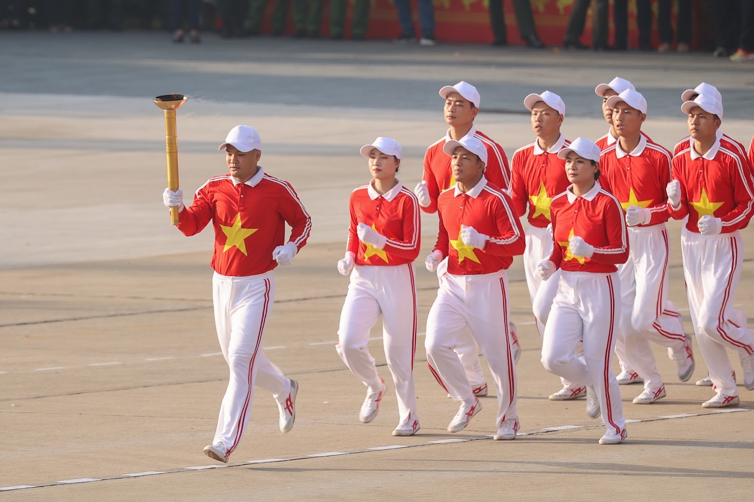 Nghi thức Rước đuốc truyền thống bắt đầu, mở đầu cho Lễ kỷ niệm - Ảnh: VGP/Nhật Bắc