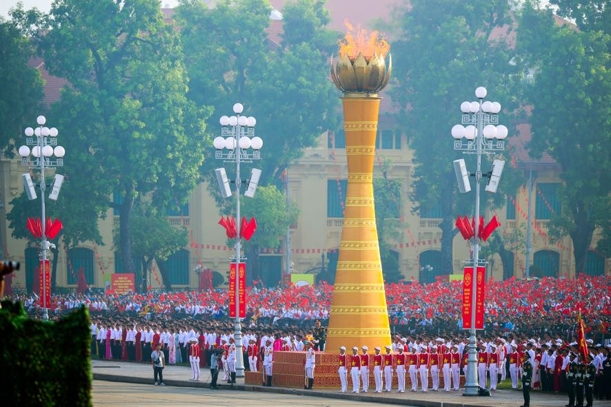Ngọn lửa được Trung tướng, Anh hùng lực lượng vũ trang nhân dân Nguyễn Đức Soát, nguyên Phó tổng Tham mưu trưởng Quân đội nhân dân Việt Nam, người đã có thành tích đặc biệt xuất sắc, bắn rơi 6 máy bay của địch, trở thành một trong những phi công anh hùng 