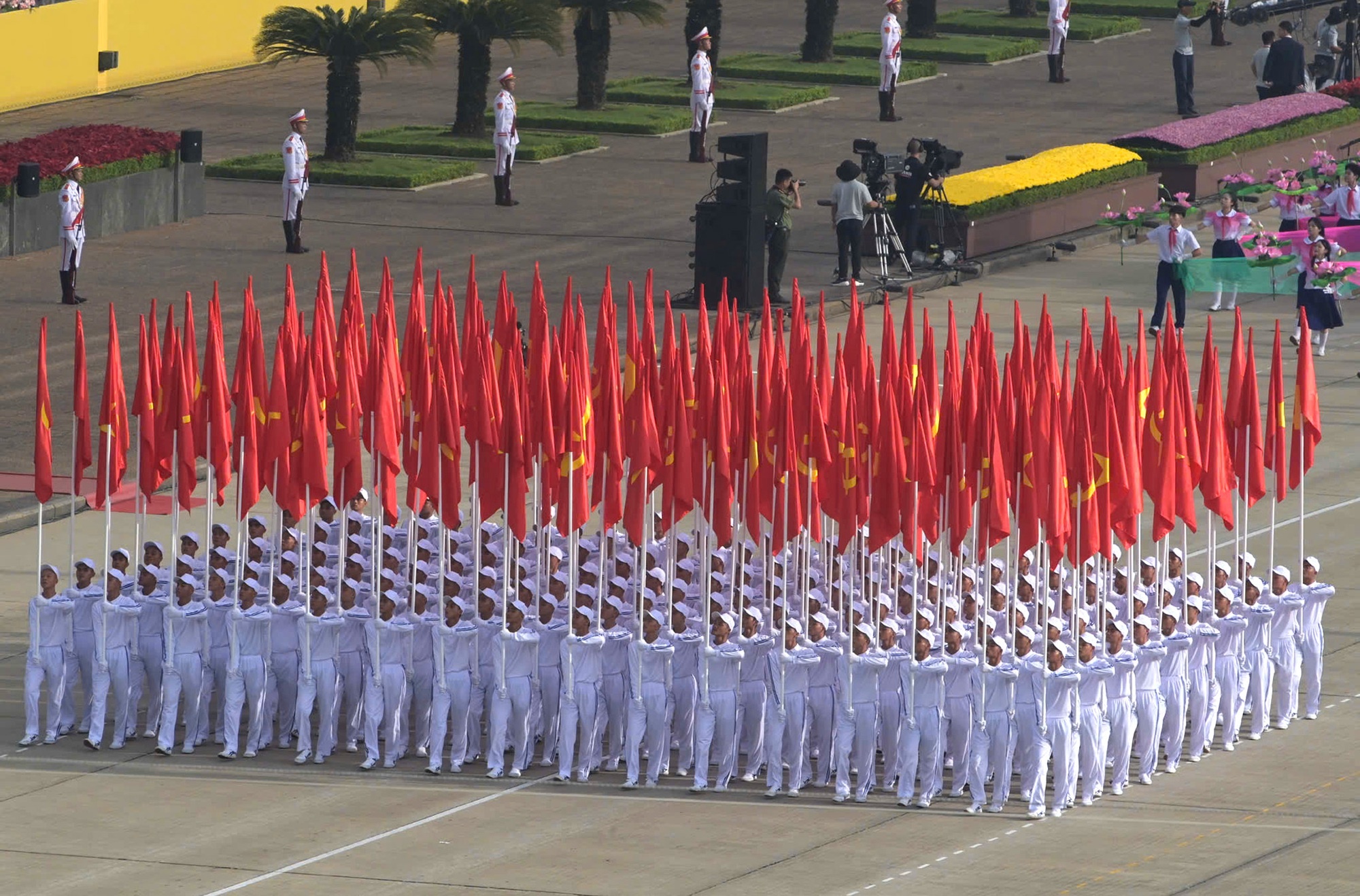 Khối Quốc kỳ - Đảng kỳ - Ảnh: VGP