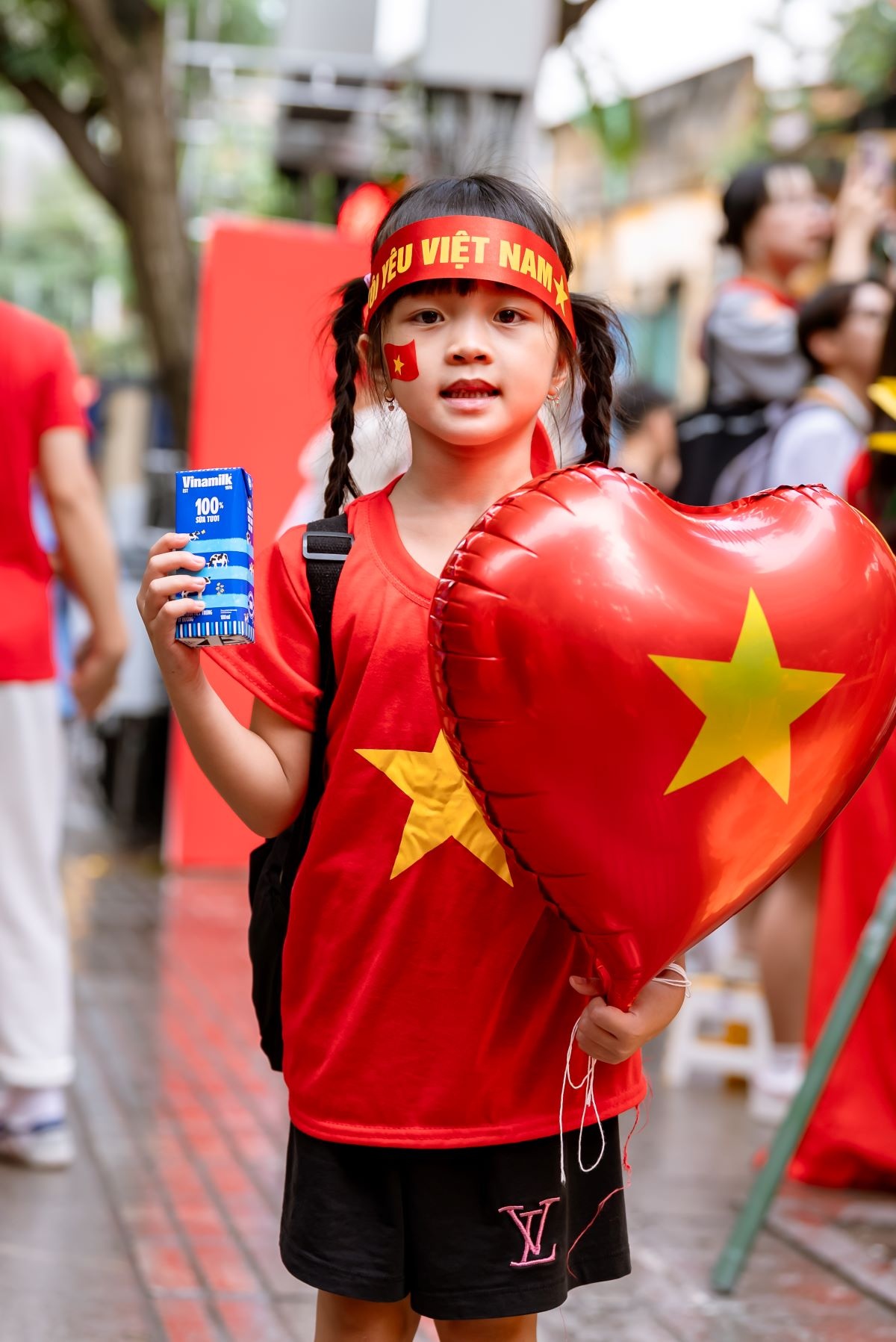 Nhiều đại gia đình đã đến với ngày hội lớn của non sông để con được chứng kiến, được cảm nhận và bắt đầu yêu tổ quốc từ những điều giản dị nhất. (Ảnh: Vi Nam) 