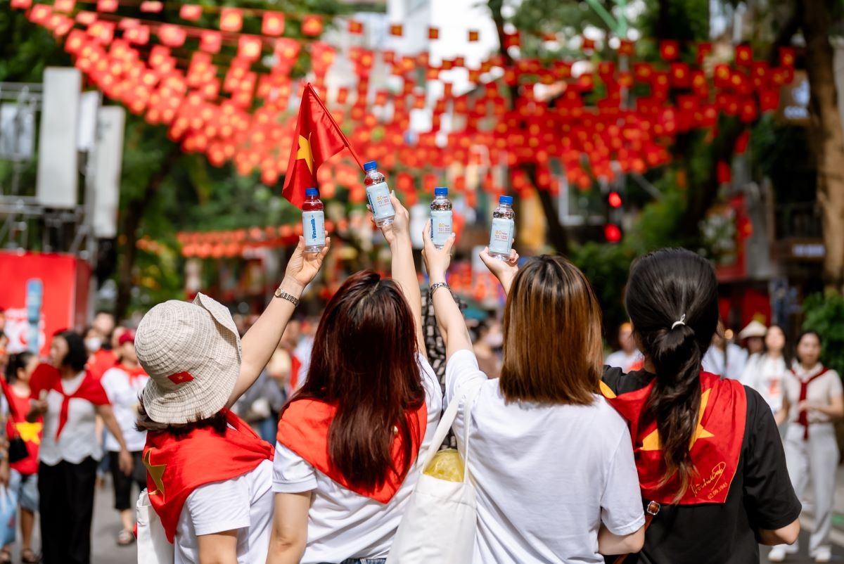 Những mầm non tham gia ngày hội lớn của dân tộc. Những chủ nhân tương lai của đất nước đang được chăm sóc đủ đầy, bằng dinh dưỡng và tri thức; bằng tình yêu, sự gìn giữ và niềm tin của cả một dân tộc dành cho tương lai. (Ảnh: Vi Nam)