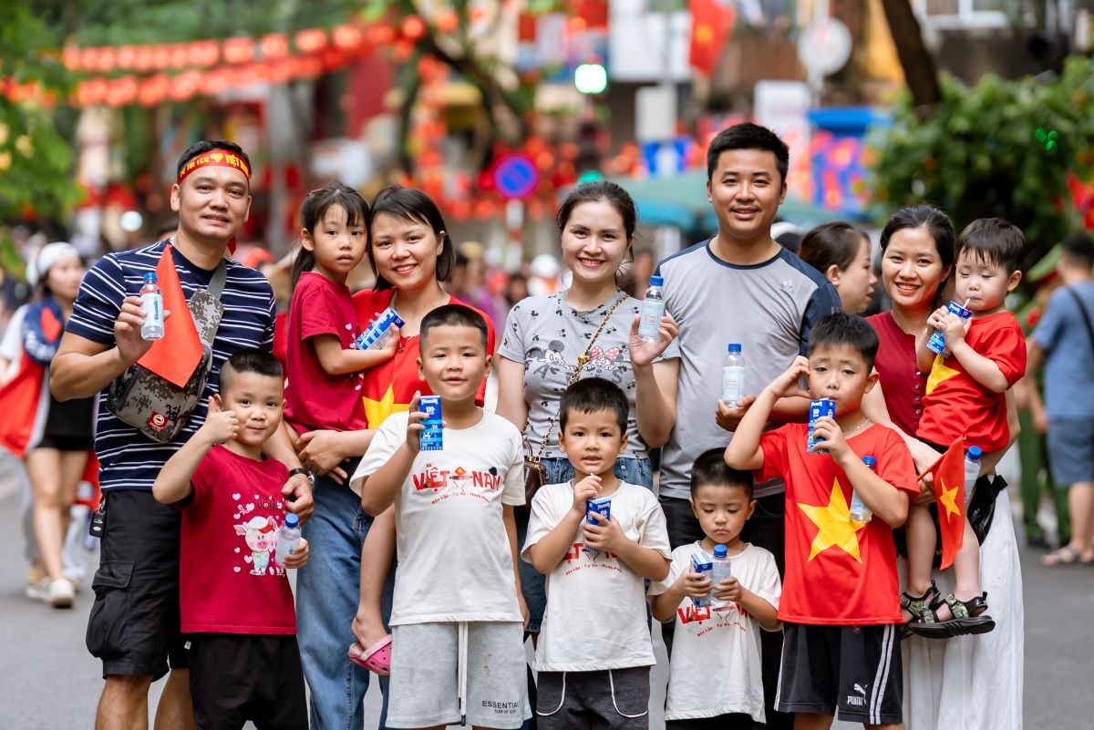 Mỗi góc phố như được khoác lên tấm áo mới, lấp lánh sắc màu của niềm tự hào, khiến bất cứ ai đặt chân đến cũng cảm nhận được nhịp đập hừng hực của một thành phố không ngủ, đang hòa cùng nhịp thở của toàn dân tộc trong ngày hội lớn của đất nước. (Ảnh: Vi Nam)