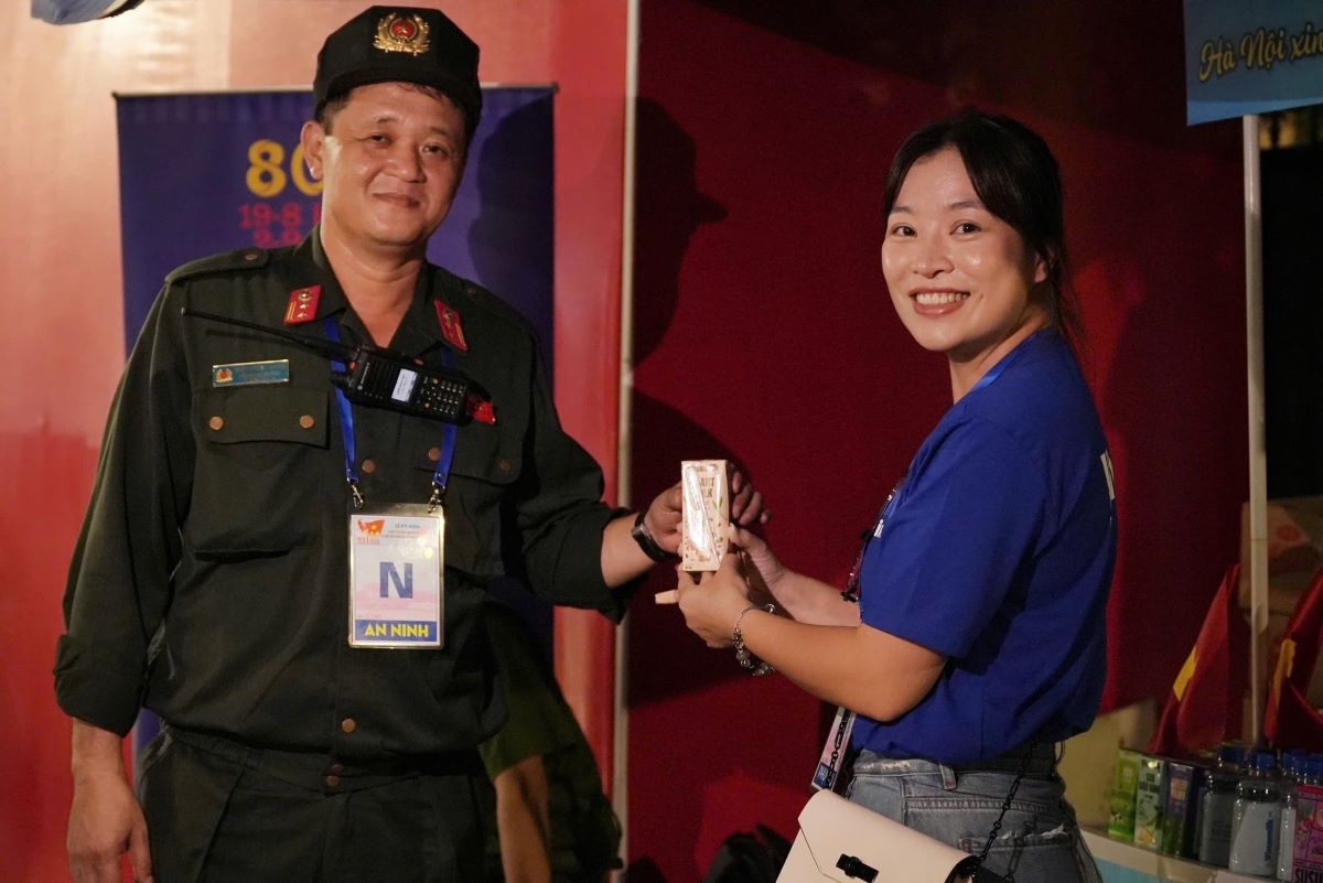 Gần 1 triệu sản phẩm dinh dưỡng quen thuộc của Vinamilk – từ sữa tươi tiệt trùng, sữa hạt đến nước trái cây, nước dừa tươi, nước đóng chai – được chuẩn bị kỹ lưỡng, trao đi bằng cả sự trân trọng. (Ảnh: Vi Nam)