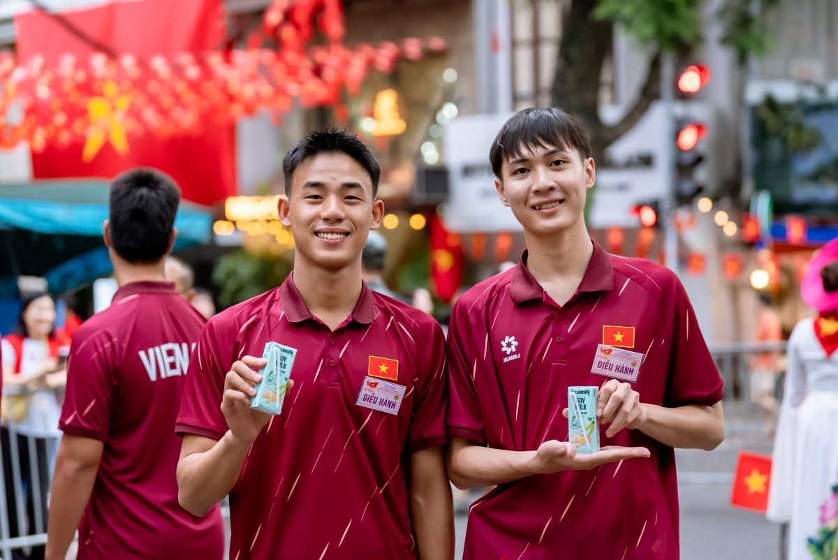 Vinamilk trân trọng trao những món quà dinh dưỡng. (Ảnh: Vi Nam)