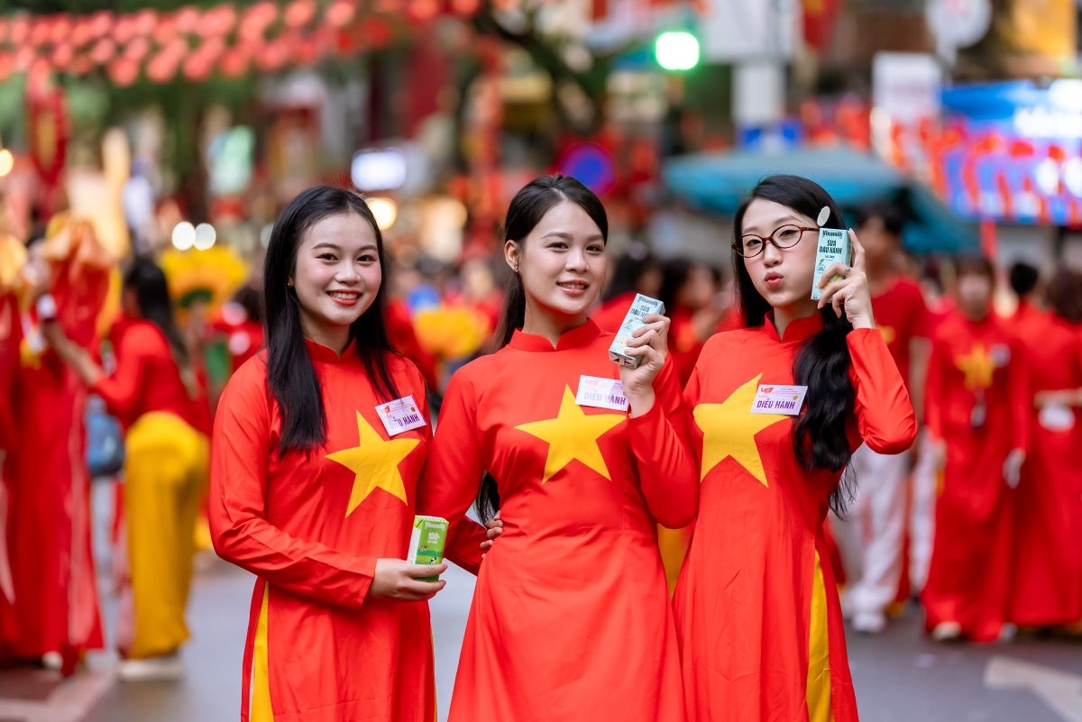 Các đại biểu của Khối Văn hóa – Thể thao tranh thủ tiếp ứng dinh dưỡng trong giờ giải lao. Nước mát, sữa ngon và giàu dinh dưỡng của Vinamilk giúp mọi người tràn đầy năng lượng suốt lễ diễu hành. (Ảnh: Vi Nam)