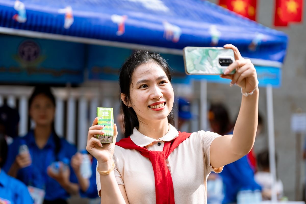 Các bạn trẻ chia sẻ rằng các bạn ấn tượng với mẫu mã bao bì của các sản phẩm dinh dưỡng Vinamilk. Các bạn cảm thấy rất vui và tự hào khi hôm nay được “diễu hành” cùng thương hiệu sữa quốc dân trong ngày vui toàn dân. (Ảnh: Vi Nam)