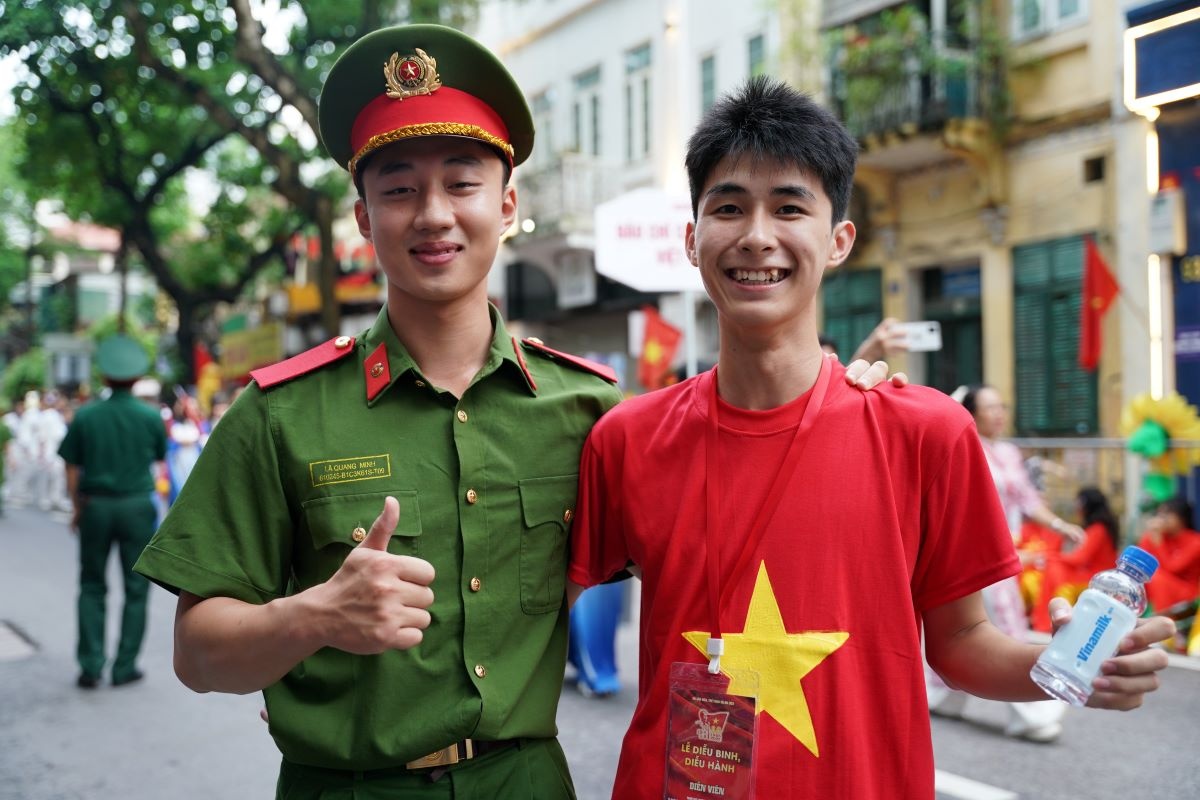              Các bạn trẻ tranh thủ selfie với các sản phẩm dinh dưỡng của Vinamilk. (Ảnh: Vi Nam)