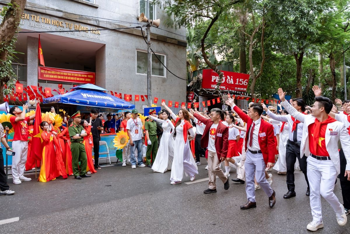               Tình bạn và tình yêu tổ quốc luôn đong đầy trong tim các bạn trẻ Việt Nam. (Ảnh: Vi Nam)