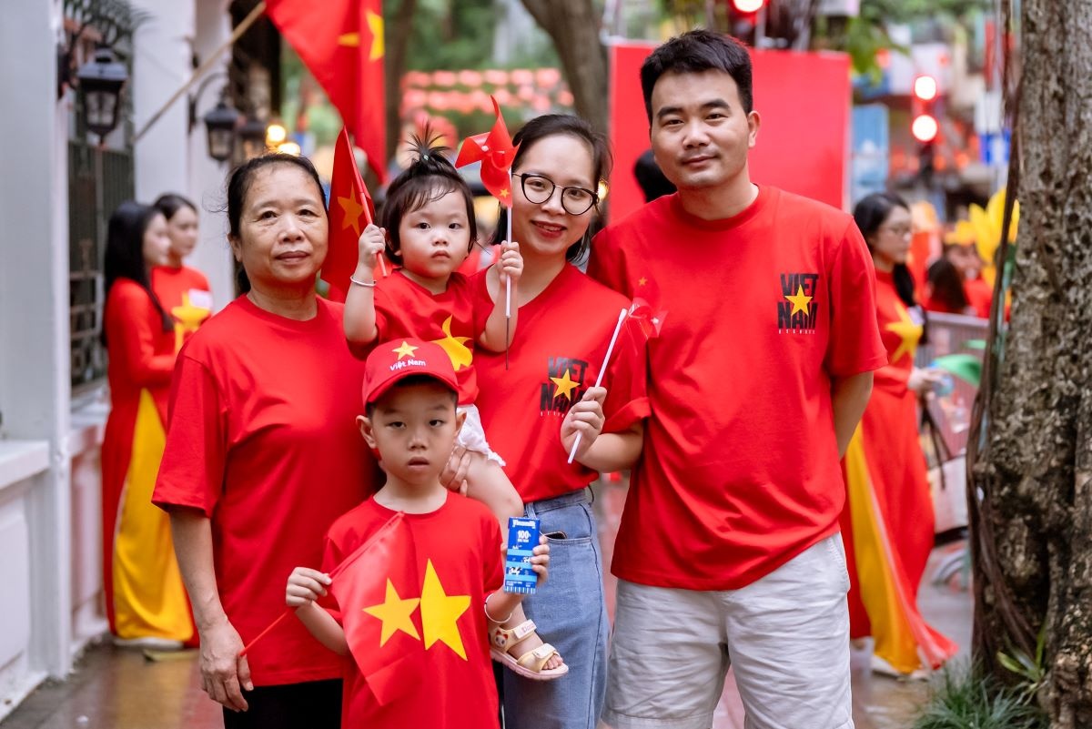 Sau khi tiếp dinh dưỡng tại các điểm tiếp ứng của Vinamilk, đoàn diễu hành tiếp tục nhiệm vụ trong sự cổ vũ của người dân hai bên đường. (Ảnh: Vi Nam)