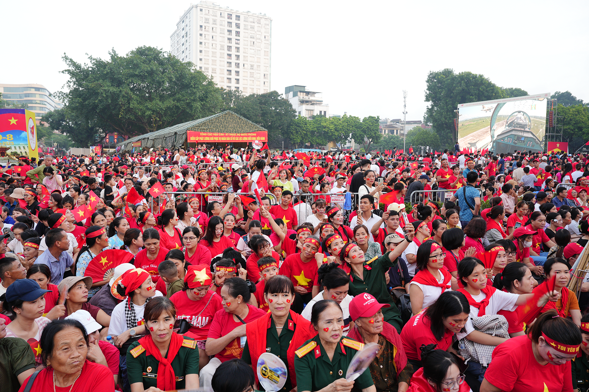 Biển người phủ kín Quảng trường từ sáng sớm, háo hức chờ đón giờ phút thiêng liêng của ngày Quốc khánh