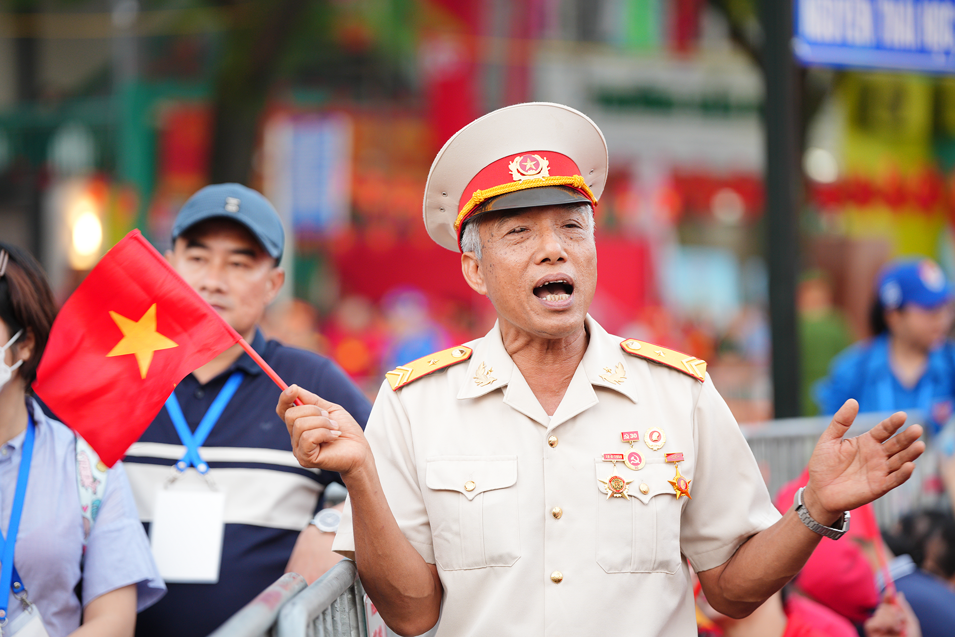 Cựu chiến binh say sưa bắt nhịp hát, lan tỏa niềm hân hoan đến những người xung quanh