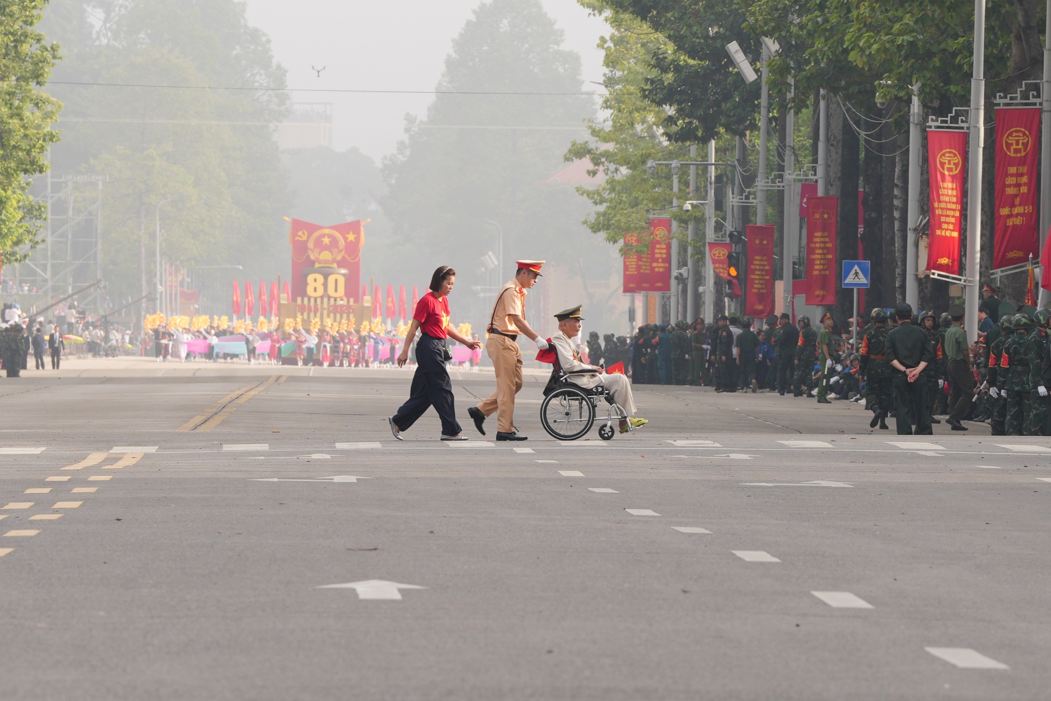 Sự chăm sóc tận tình dành cho cựu chiến binh – những nhân chứng lịch sử – làm không khí ngày lễ thêm ý nghĩa