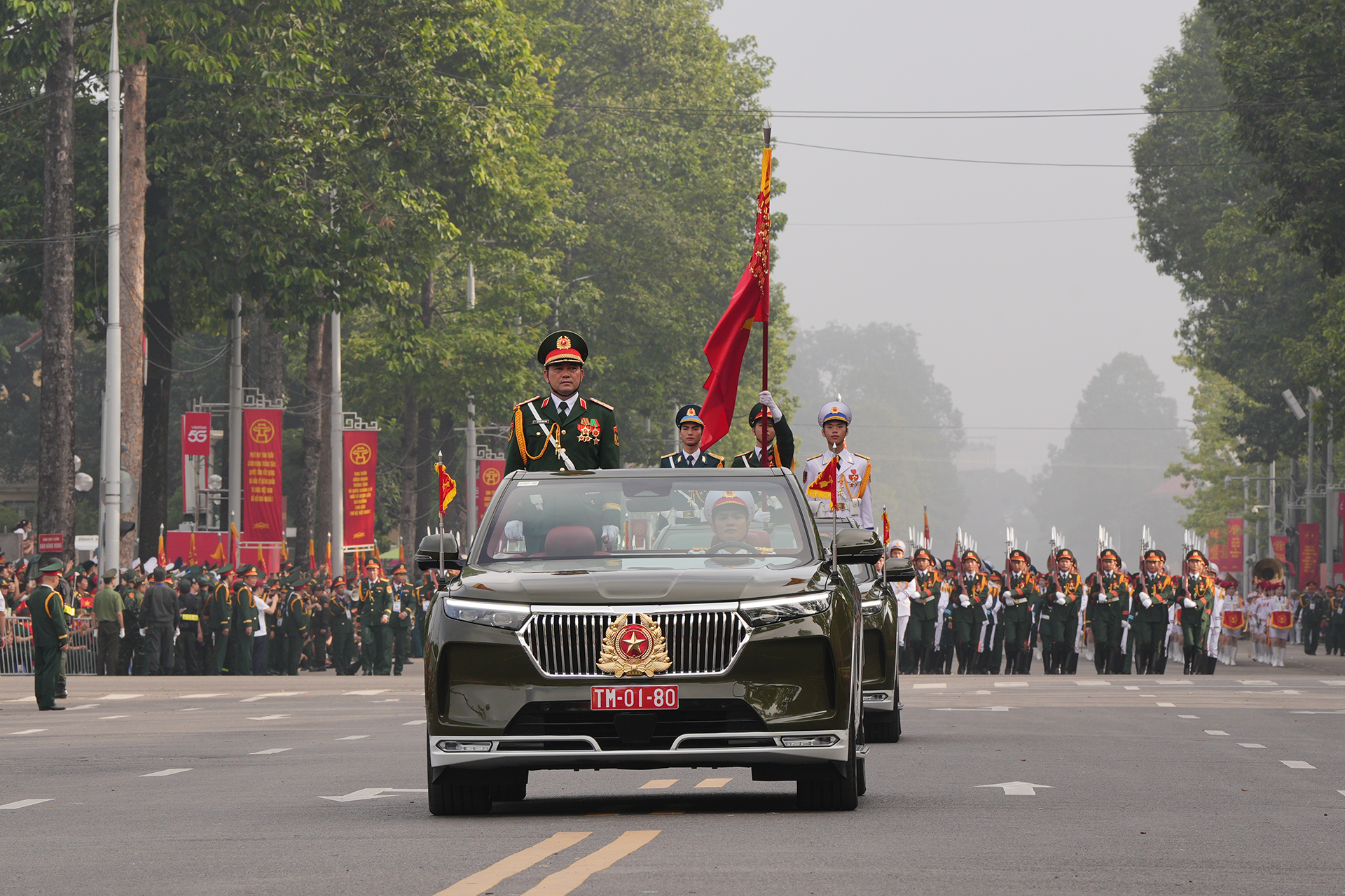 Khối Quân kỳ do Thượng tướng Nguyễn Hồng Thái, Ủy viên Trung ương Đảng, Thứ trưởng Bộ Quốc phòng chỉ huy dẫn đầu các khối đại diện cho Quân đội nhân dân Việt Nam anh hùng và Dân quân tự vệ