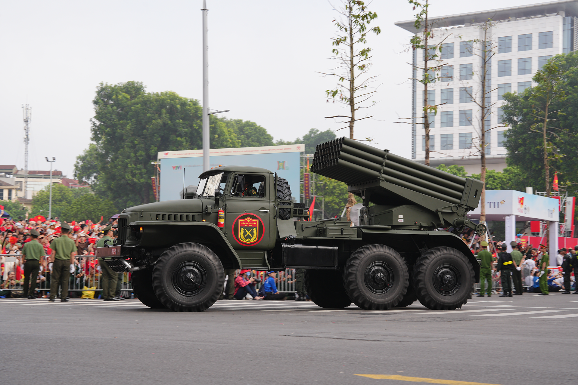 Hàng loạt vũ khí, khí tài hiện đại xuất hiện trong lễ diễu binh, diễu hành A80 Hàng loạt vũ khí, khí tài hiện đại xuất hiện trong lễ diễu binh, diễu hành A80