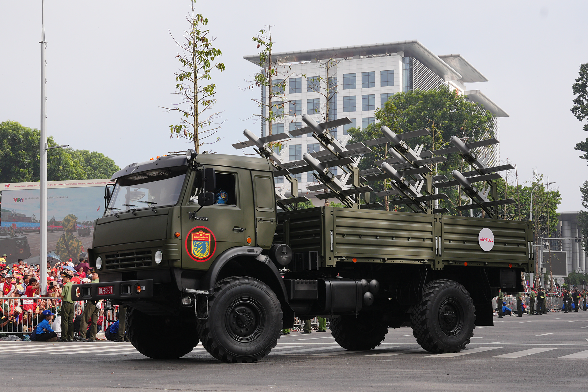 Hàng loạt vũ khí, khí tài hiện đại xuất hiện trong lễ diễu binh, diễu hành A80 Hàng loạt vũ khí, khí tài hiện đại xuất hiện trong lễ diễu binh, diễu hành A80