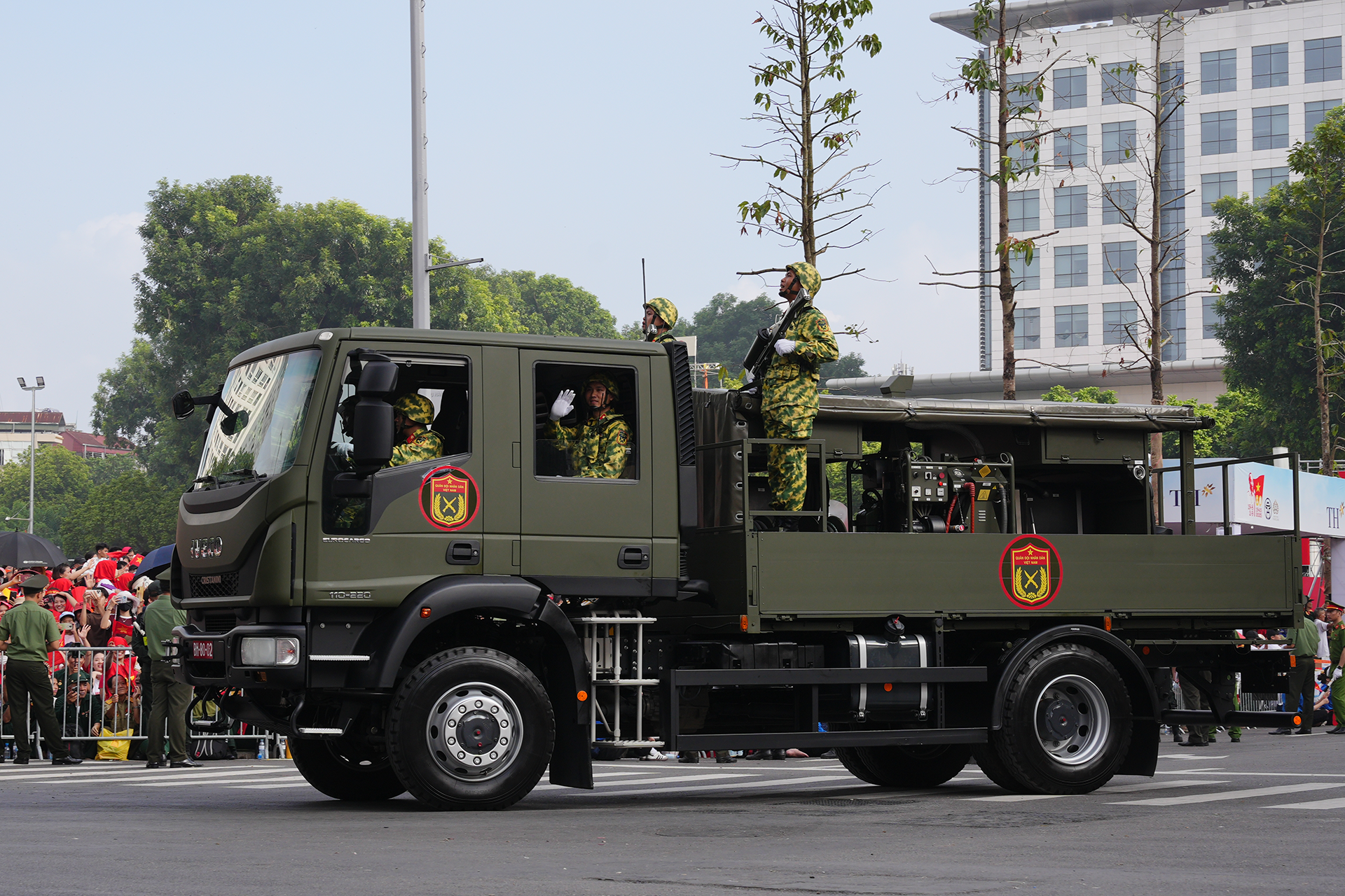 Hàng loạt vũ khí, khí tài hiện đại xuất hiện trong lễ diễu binh, diễu hành A80 Hàng loạt vũ khí, khí tài hiện đại xuất hiện trong lễ diễu binh, diễu hành A80