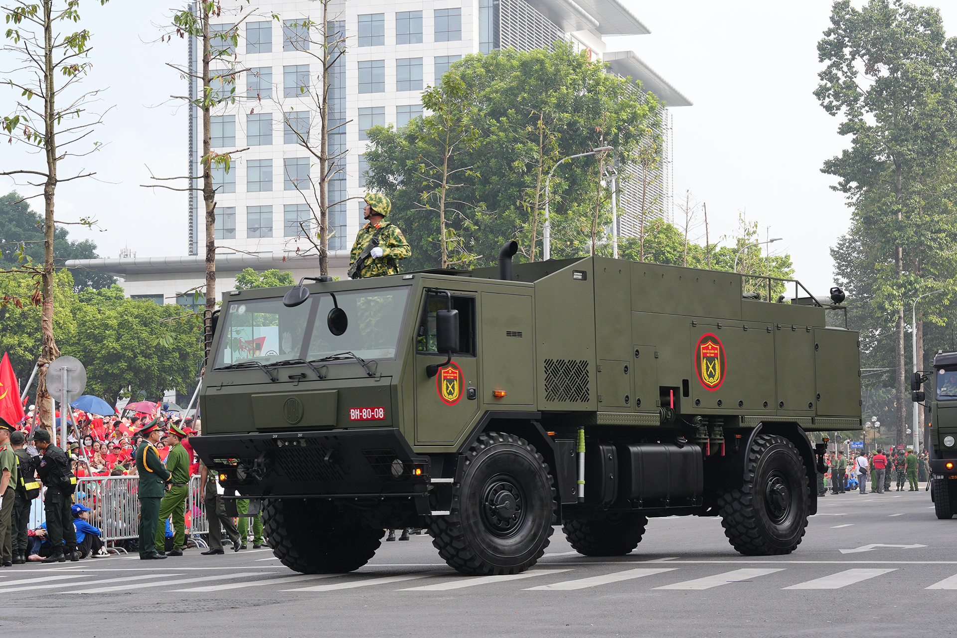 Hàng loạt vũ khí, khí tài hiện đại xuất hiện trong lễ diễu binh, diễu hành A80 Hàng loạt vũ khí, khí tài hiện đại xuất hiện trong lễ diễu binh, diễu hành A80