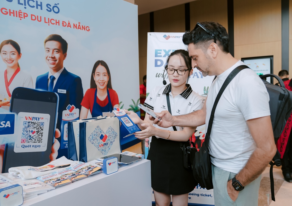 Du khách nước ngoài có thể thanh toán các dịch vụ tại Việt Nam bằng ứng dụng VNPAY.