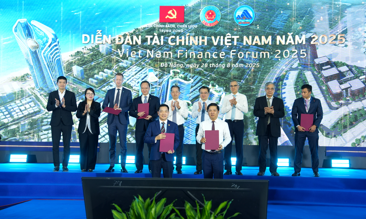 Ông Lê Tánh - Phó Chủ tịch HĐQT kiêm Tổng Giám đốc VNPAY (bên trái) và ông Lương Nguyễn Minh Triết - Chủ tịch UBND TP. Đà Nẵng (bên phải) tại Lễ trao Biên bản ghi nhớ hợp tác.