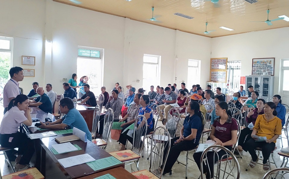 Cán bộ Phòng giao dịch NHCSXH Ba Vì thông tin đến người dân về các chương trình cho vay, phổ biến nội dung và cách thức đối chiếu nợ Cán bộ Phòng giao dịch NHCSXH Ba Vì thông tin đến người dân về các chương trình cho vay, phổ biến nội dung và cách thức đối chiếu nợ