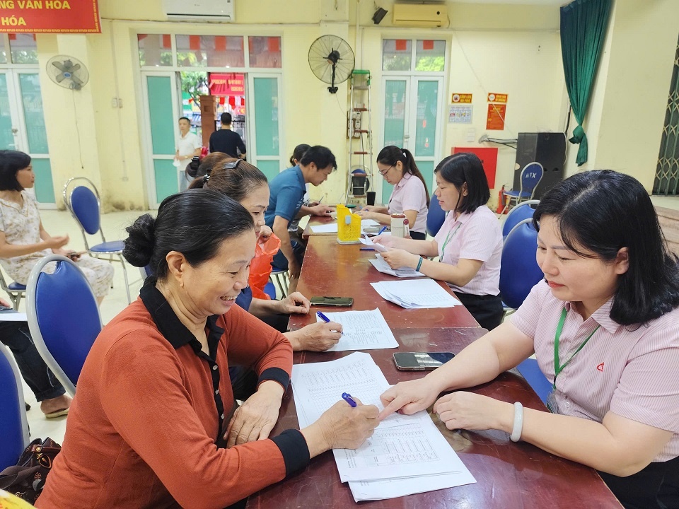 Bà Phạm Thị Liên – Phó Giám đốc NHCSXH Hà Đông đang đối chiếu nợ với người vay tại Nhà văn hóa Mậu Lương phường Kiến Hưng Bà Phạm Thị Liên – Phó Giám đốc NHCSXH Hà Đông đang đối chiếu nợ với người vay tại Nhà văn hóa Mậu Lương phường Kiến Hưng