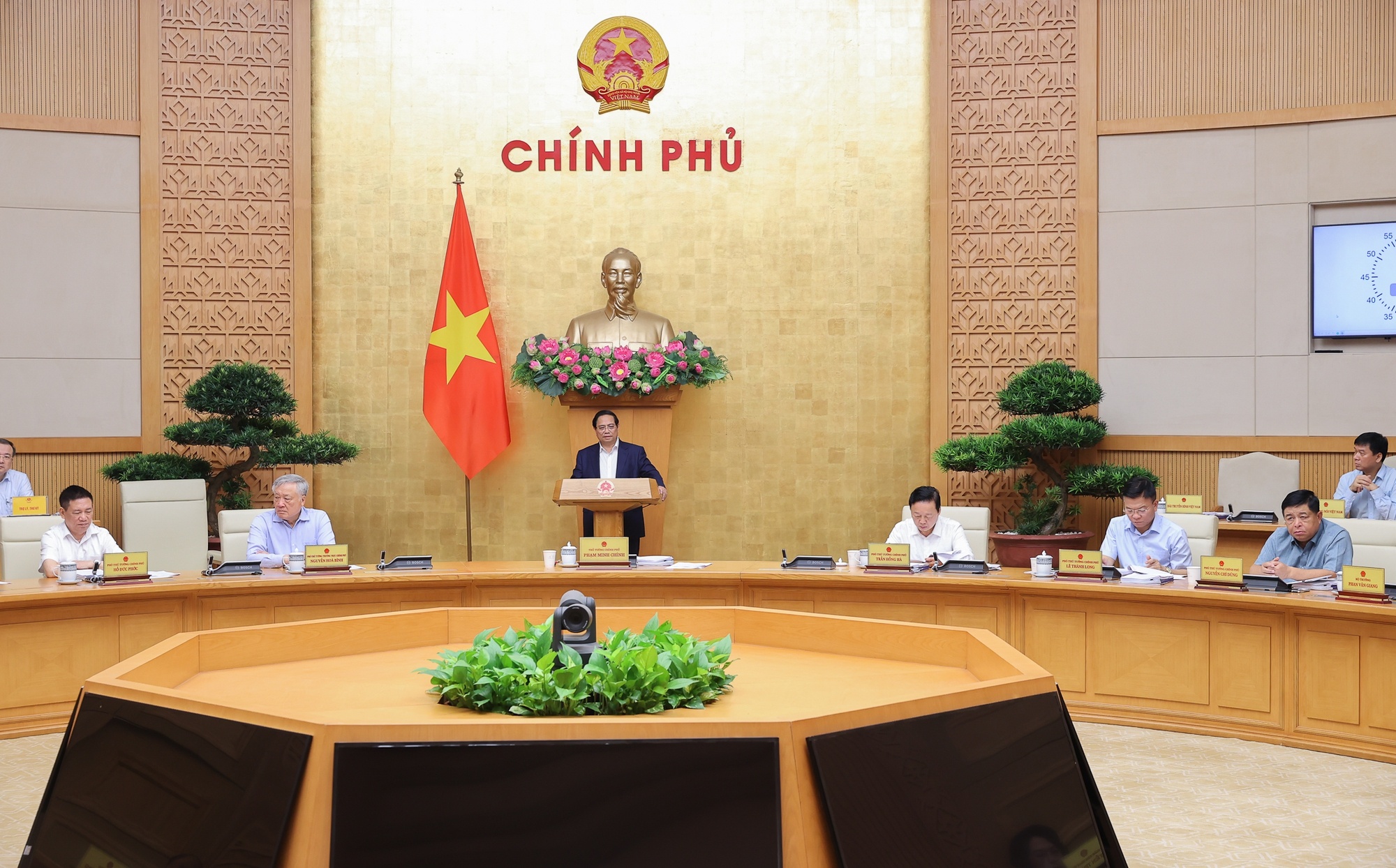 Thủ tướng yêu cầu các bộ trưởng, thủ trưởng cơ quan ngang bộ cần nỗ lực, quyết tâm cao hơn nữa, hành động quyết liệt, hiệu lực, hiệu quả hơn nữa trong công tác xây dựng, hoàn thiện thể chế, tập trung lãnh đạo, chỉ đạo, hỗ trợ cấp dưới trong xây dựng các d