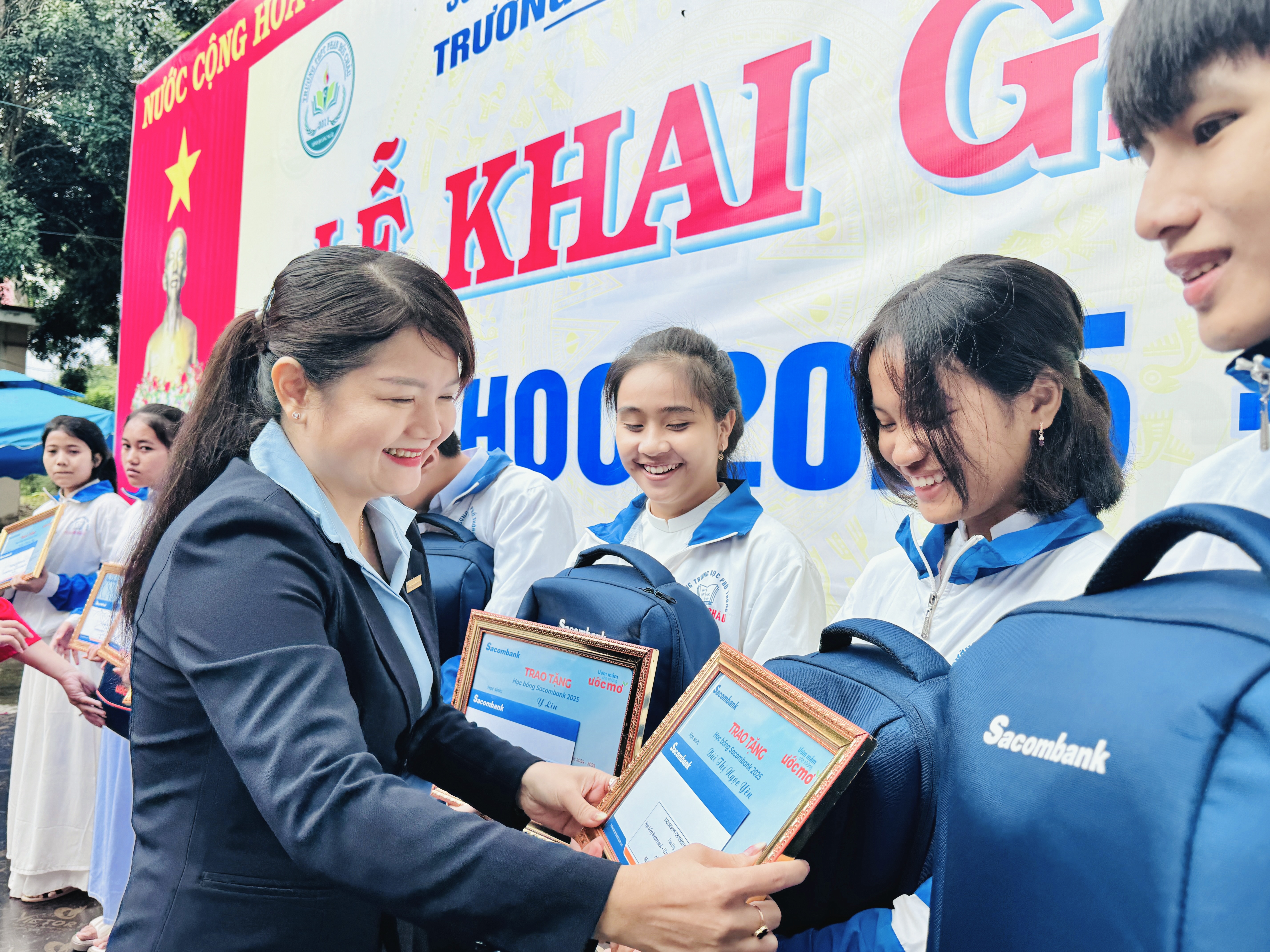 Đại diện Sacombank trao Đại diện Sacombank trao