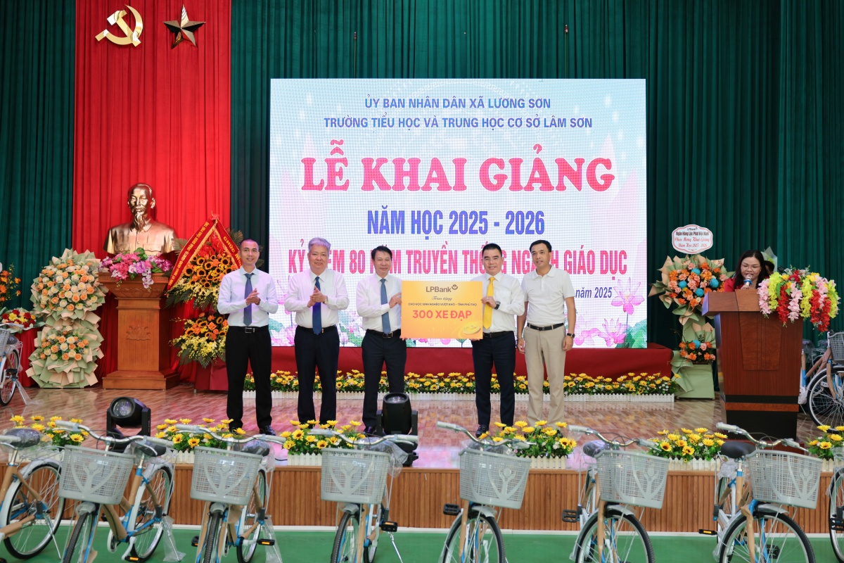 Hành trình chắp cánh ước mơ: LPBank trao tặng 300 xe đạp cho học sinh nghèo Đất Tổ Hành trình chắp cánh ước mơ: LPBank trao tặng 300 xe đạp cho học sinh nghèo Đất Tổ