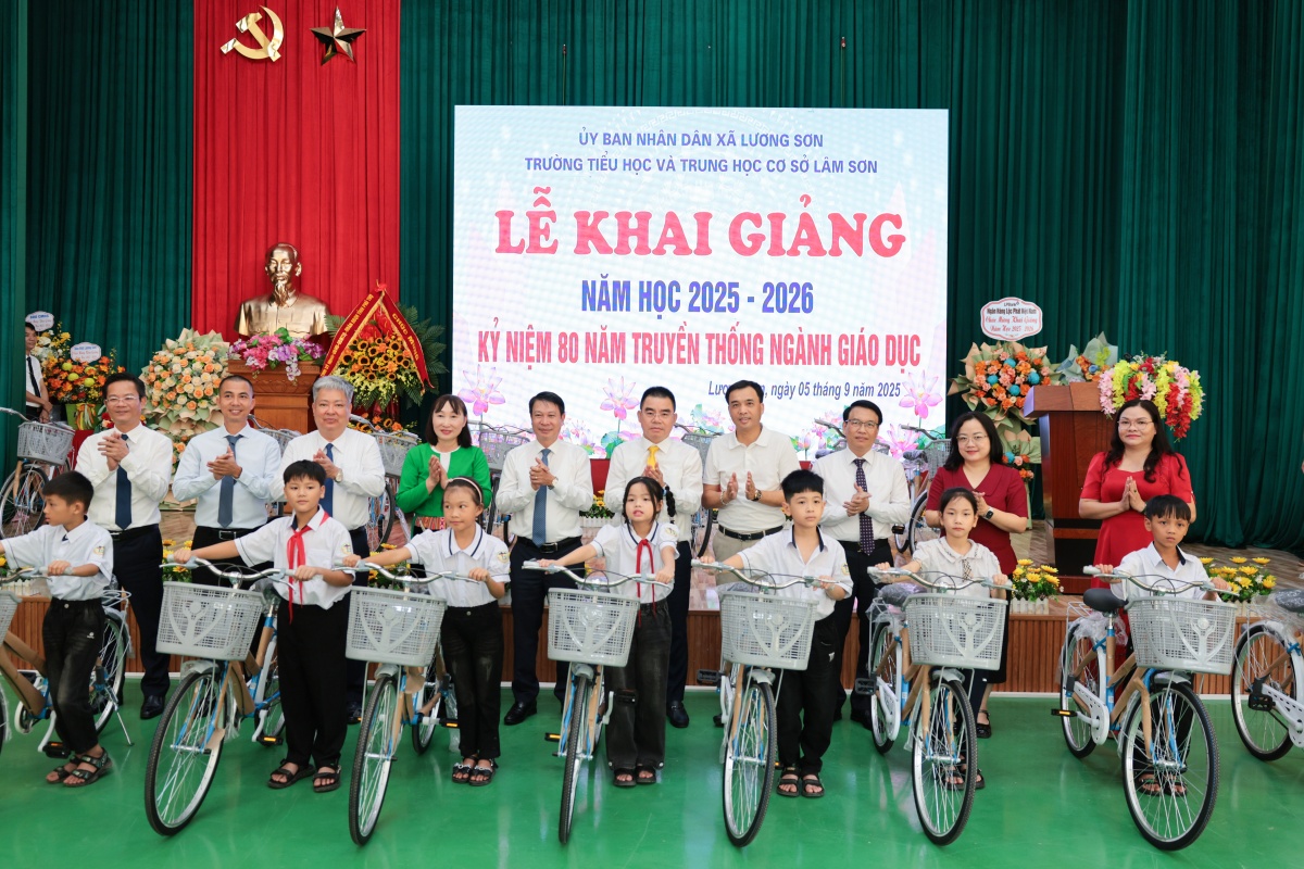 Hành trình chắp cánh ước mơ: LPBank trao tặng 300 xe đạp cho học sinh nghèo Đất Tổ Hành trình chắp cánh ước mơ: LPBank trao tặng 300 xe đạp cho học sinh nghèo Đất Tổ