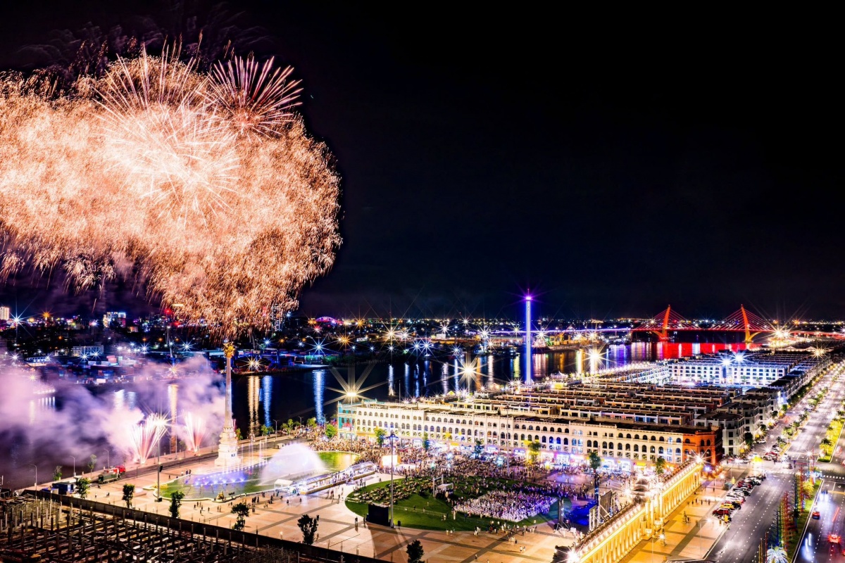 Hàng nghìn du khách đổ về khu vực ven sông tham dự các sự kiện được tổ chức đều đặn tại Vinhomes Royal Island Hàng nghìn du khách đổ về khu vực ven sông tham dự các sự kiện được tổ chức đều đặn tại Vinhomes Royal Island