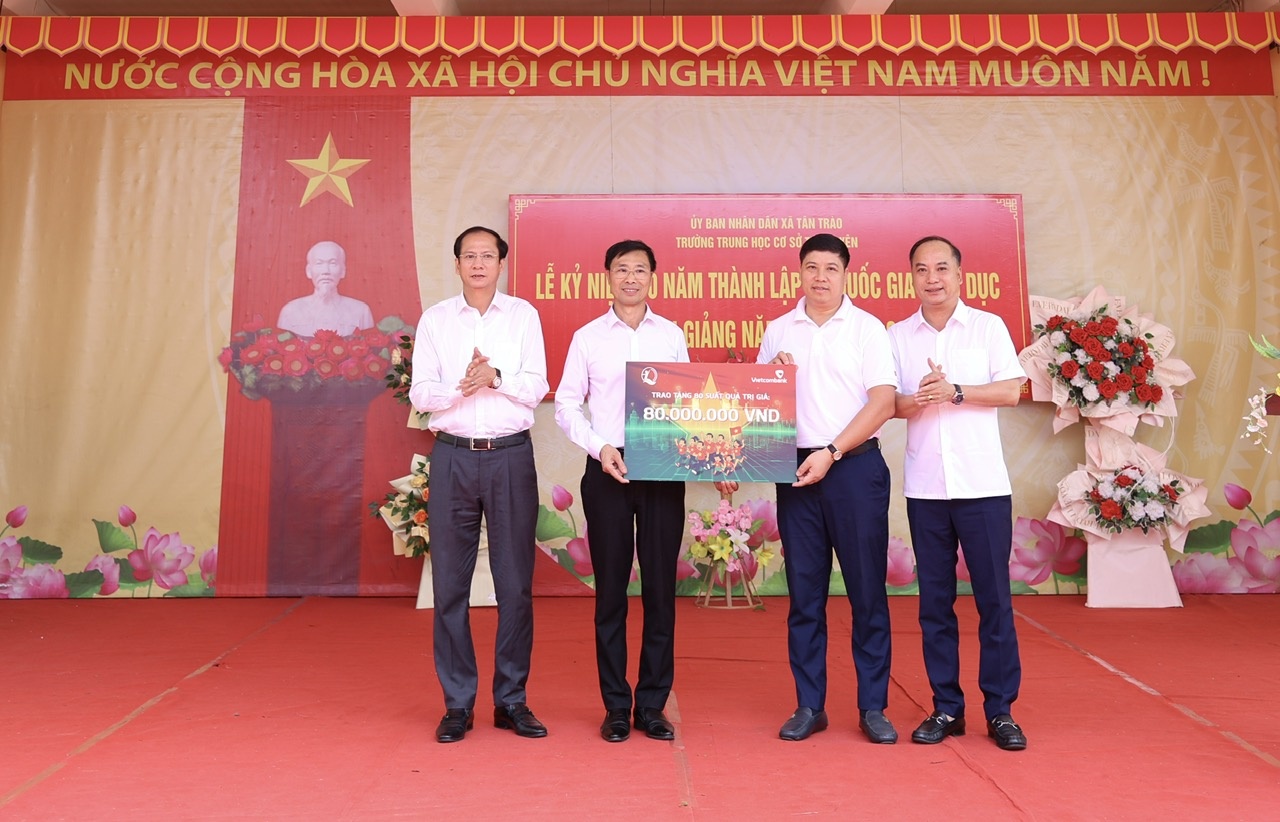 Ông Đinh Tiến Hải, Giám đốc Quỹ bảo trợ trẻ em Việt Nam (ngoài cùng bên phải) và ông Hồng Quang, Thành viên HĐQT, Chủ tịch Công đoàn Vietcombank (thứ 2 từ phải sang) trao biển tượng trưng 80 suất học bổng cho 6 trường trên địa bàn xã Tân Trào, tỉnh Tuyên Quang Ông Đinh Tiến Hải, Giám đốc Quỹ bảo trợ trẻ em Việt Nam (ngoài cùng bên phải) và ông Hồng Quang, Thành viên HĐQT, Chủ tịch Công đoàn Vietcombank (thứ 2 từ phải sang) trao biển tượng trưng 80 suất học bổng cho 6 trường trên địa bàn xã Tân Trào, tỉnh Tuyên Quang