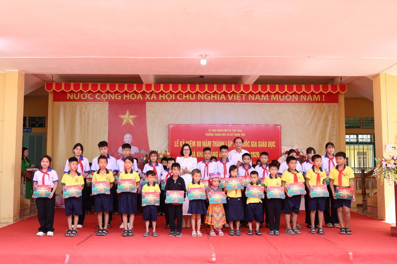 Vietcombank trao 8.000 suất học bổng “Cùng em tiến bước” cho học sinh nghèo vượt khó trên toàn quốc Vietcombank trao 8.000 suất học bổng “Cùng em tiến bước” cho học sinh nghèo vượt khó trên toàn quốc