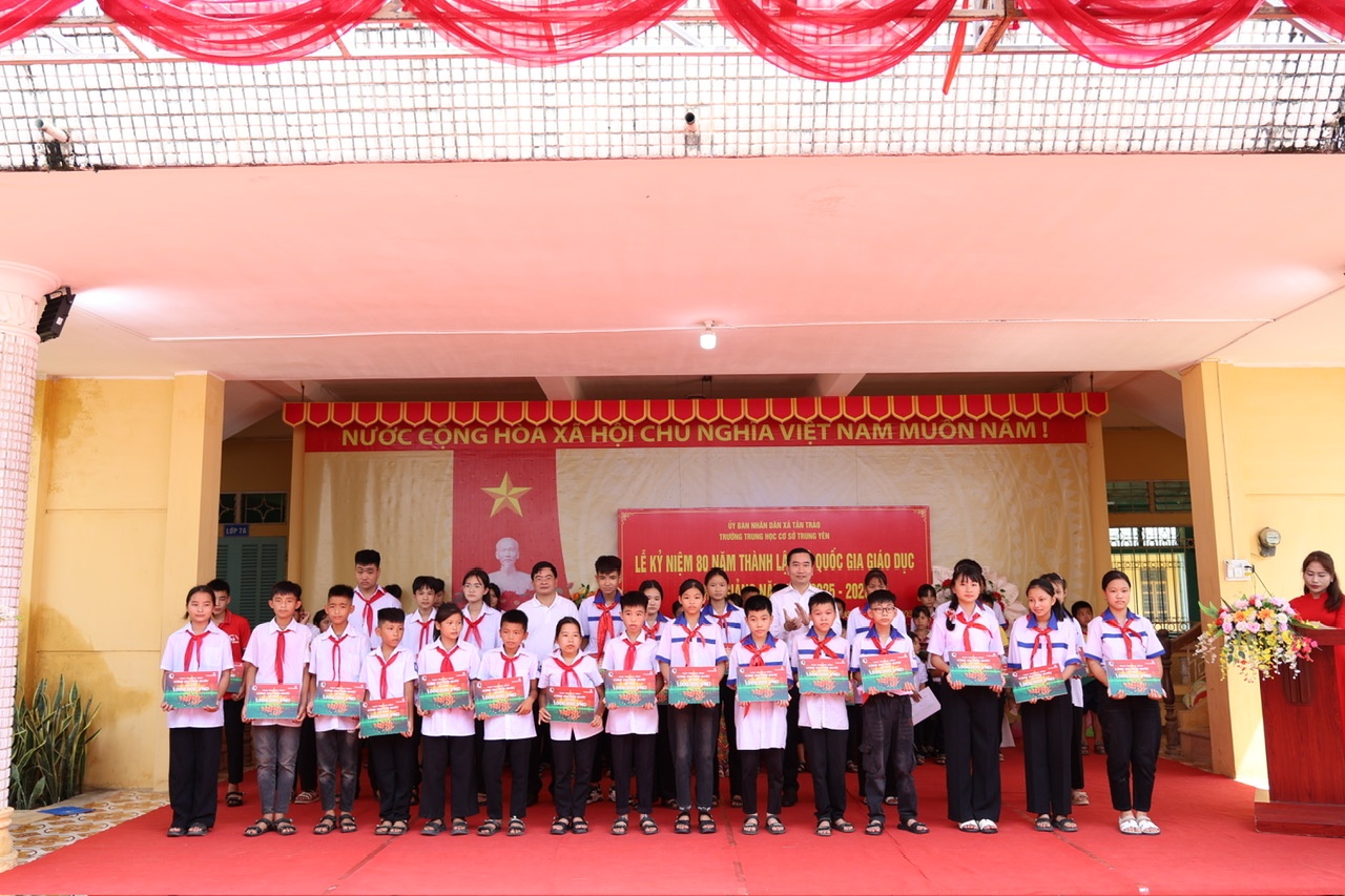 Vietcombank trao 8.000 suất học bổng “Cùng em tiến bước” cho học sinh nghèo vượt khó trên toàn quốc Vietcombank trao 8.000 suất học bổng “Cùng em tiến bước” cho học sinh nghèo vượt khó trên toàn quốc