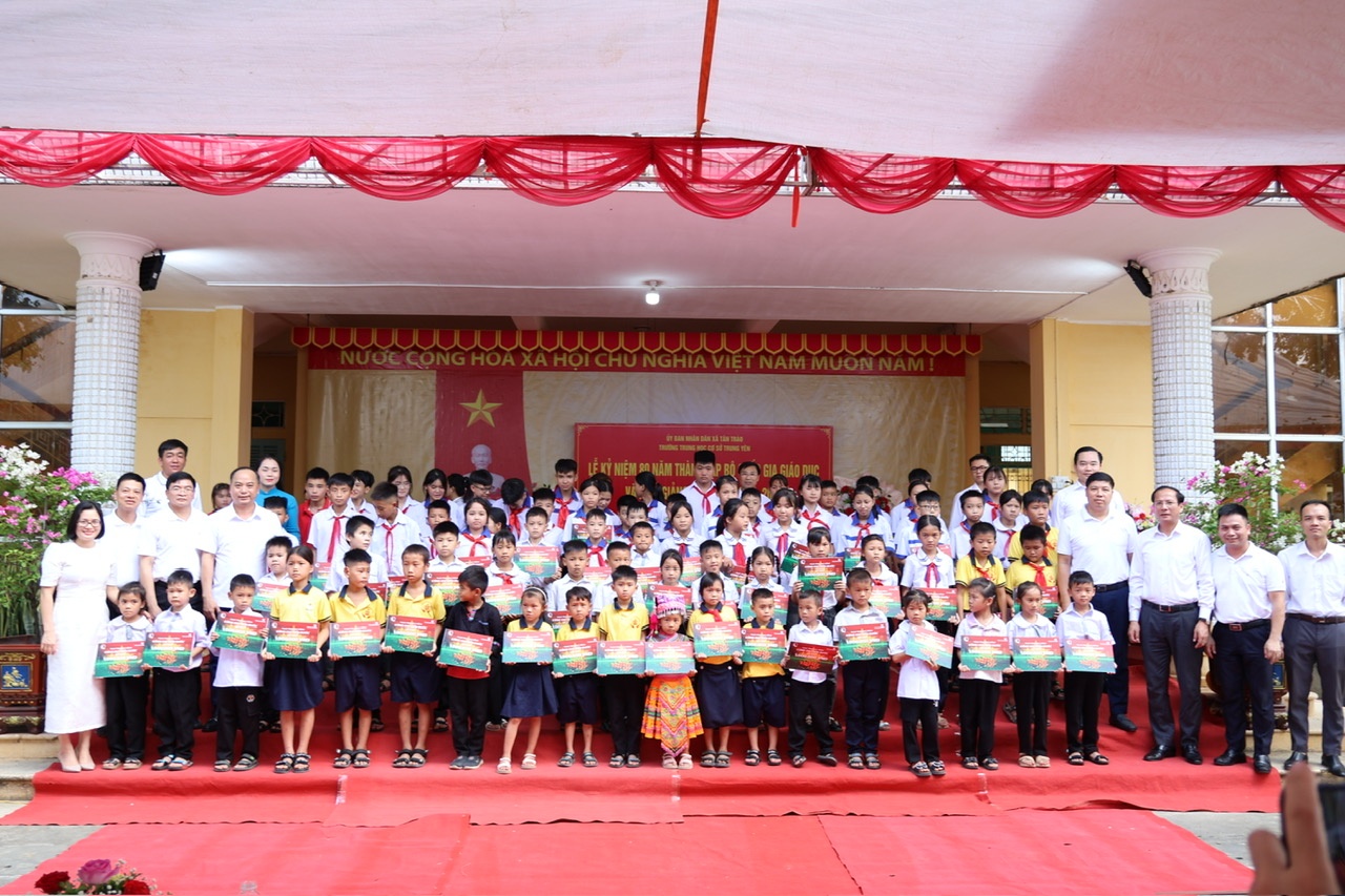 Vietcombank trao 8.000 suất học bổng “Cùng em tiến bước” cho học sinh nghèo vượt khó trên toàn quốc Vietcombank trao 8.000 suất học bổng “Cùng em tiến bước” cho học sinh nghèo vượt khó trên toàn quốc