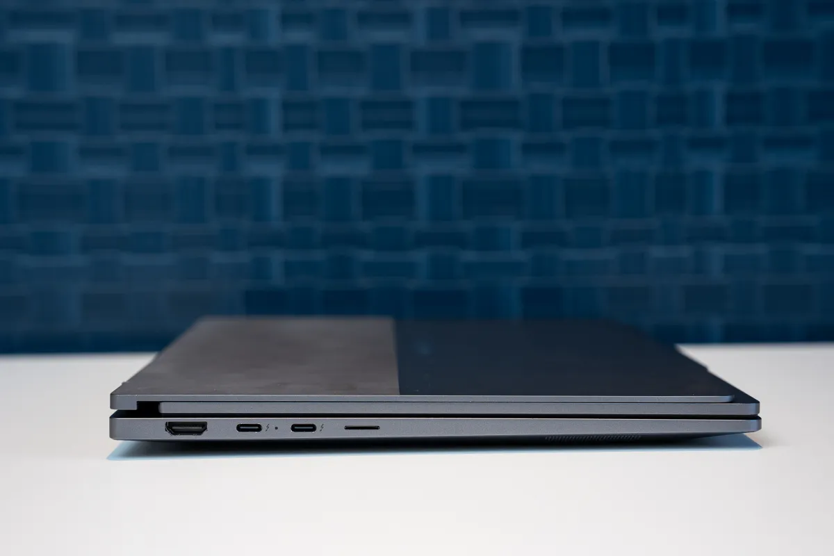 ThinkBook VertiFlex – laptop concept xoay màn hình độc đáo của Lenovo