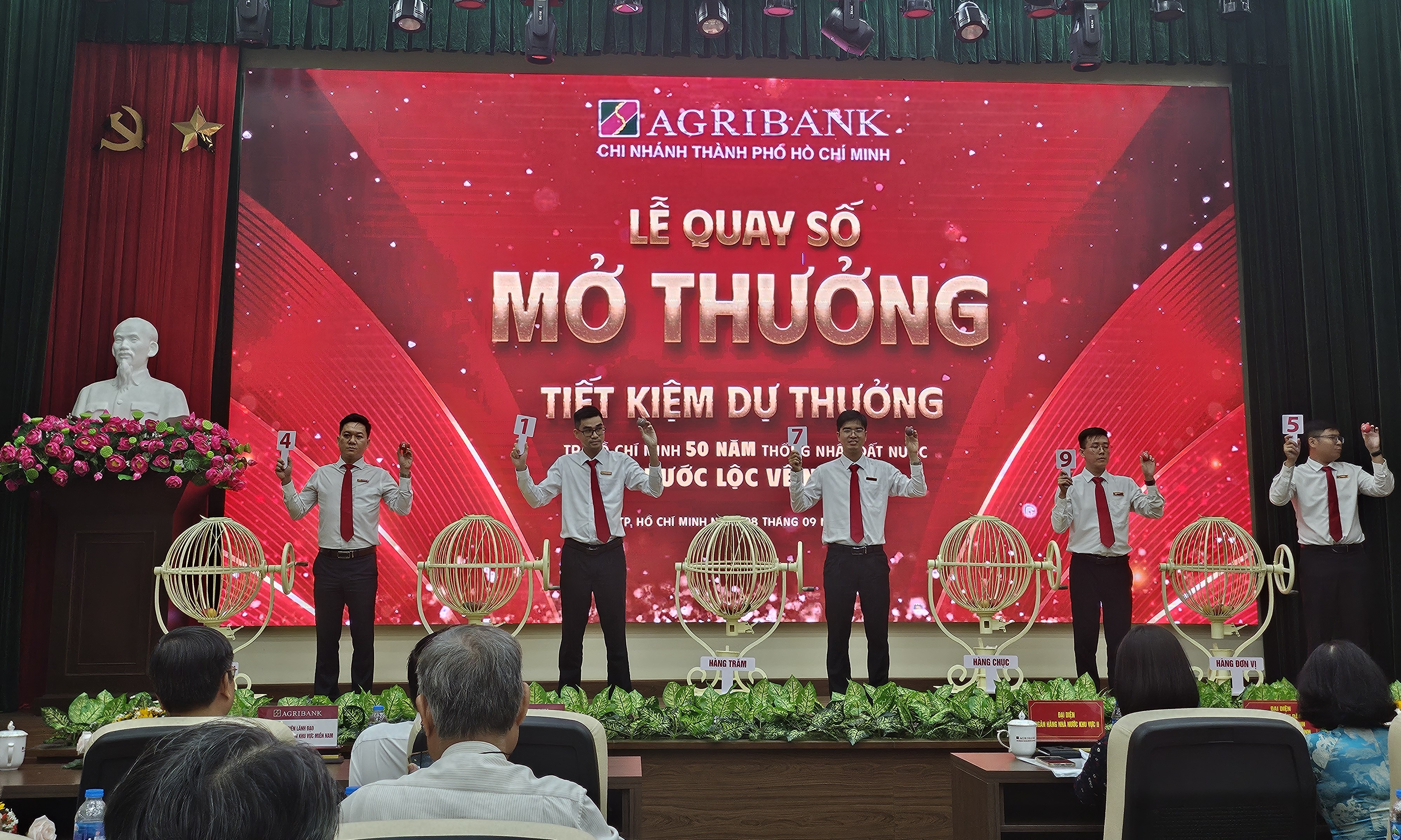 Khách hàng may mắn trúng nhiều giải thưởng giá trị Khách hàng may mắn trúng nhiều giải thưởng giá trị