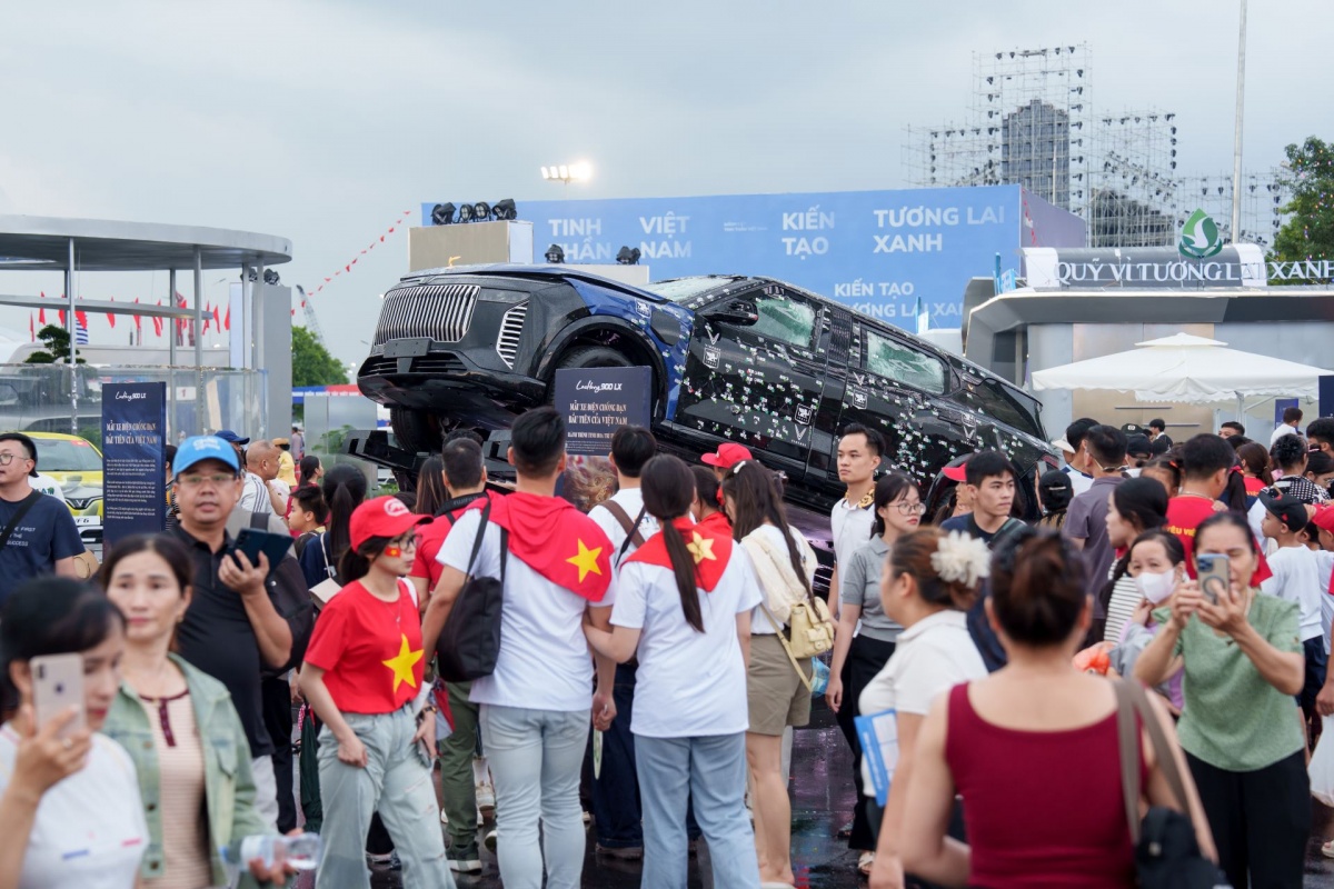Người dân trầm trồ trước chiếc Lạc Hồng 900 LX đã trải qua “mưa bom bão đạn” tại trung tâm kiểm thử hàng đầu của Đức.