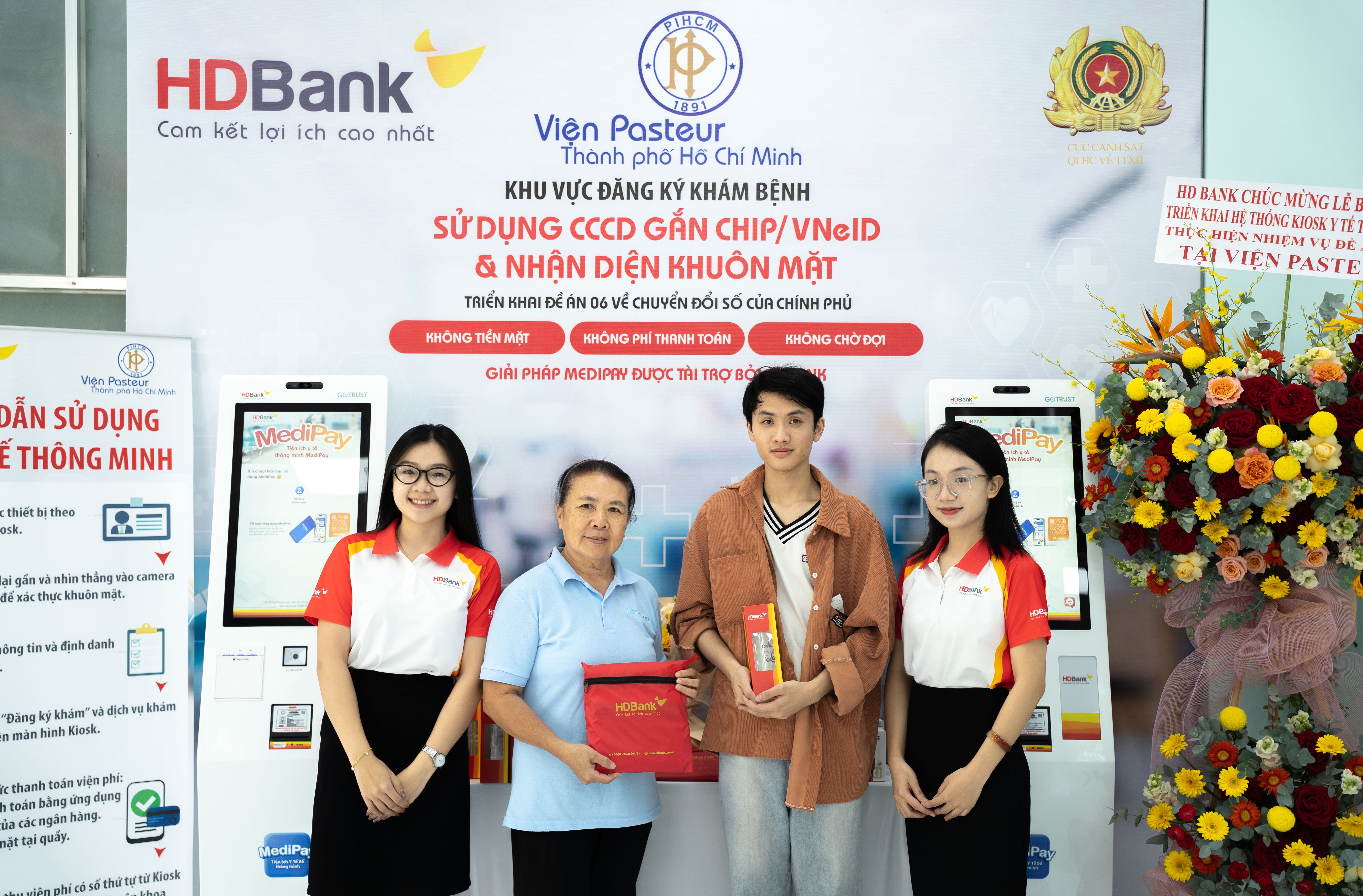 Đến nay, HDBank đã hoàn thiện triển khai Kiosk tại hơn 200 bệnh viện trên toàn quốc và hướng đến mục tiêu hoàn thành 1001 Kiosk vào cuối năm 2025. Đến nay, HDBank đã hoàn thiện triển khai Kiosk tại hơn 200 bệnh viện trên toàn quốc và hướng đến mục tiêu hoàn thành 1001 Kiosk vào cuối năm 2025.