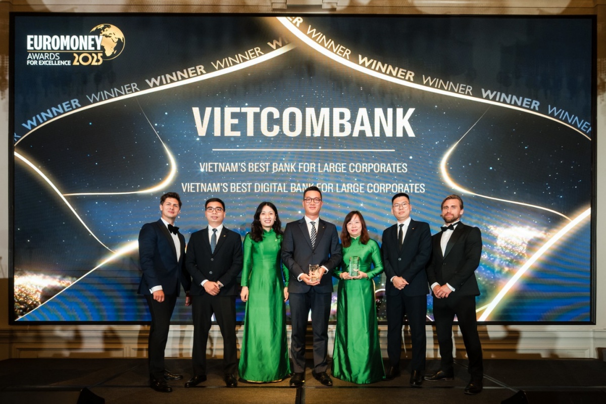 Đoàn đại diện Vietcombank nhận giải thưởng từ Ban tổ chức Euromoney Awards for Excellence 2025